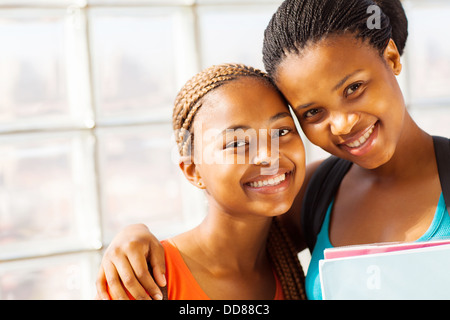 schöne junge afrikanische College-Mädchen-Freunde Stockfoto