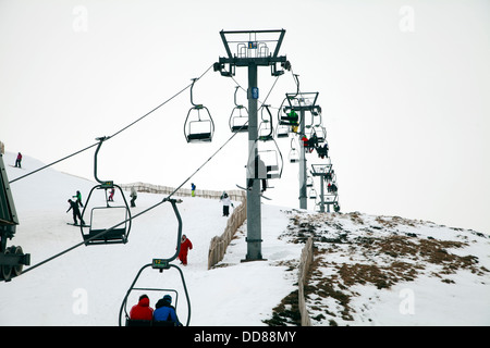 Glenshee, Schottland - 3. Februar 2013: Menschen mit den Ski Lifte und läuft im Skigebiet in Glenshee, Schottland. Stockfoto