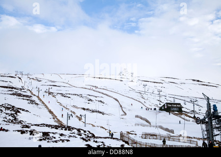 Glenshee, Schottland - 3. Februar 2013: Menschen mit den Ski Lifte und läuft im Skigebiet in Glenshee, Schottland. Stockfoto