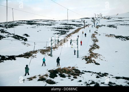 Glenshee, Schottland - 3. Februar 2013: Menschen mit den Ski Lifte und läuft im Skigebiet in Glenshee, Schottland. Stockfoto