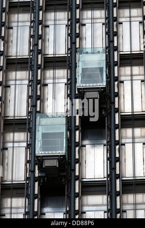 Aufzüge auf der Außenseite der Lloyd Gebäude am 1 Lime Street, London, England, UK. Stockfoto