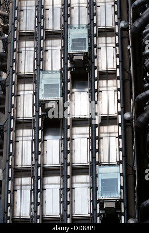 Aufzüge auf der Außenseite der Lloyd Gebäude am 1 Lime Street, London, England, UK. Stockfoto