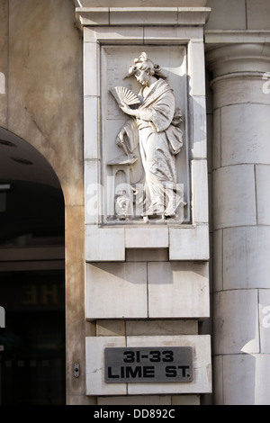 Japanische Frau Relief von Johannes Breit am Eingang zu Asien Haus in Lime Street, London, England, Großbritannien Stockfoto