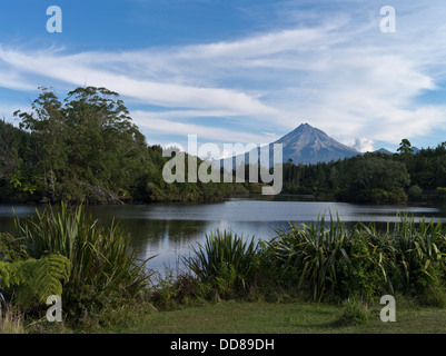 Dh Lake Mangamahoe TARANAKI NEUSEELAND Mount Egmont Mt Taranaki lakeside Mountain Gebirge. Stockfoto