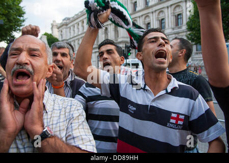 London, UK. 28. August 2013. Gegen Demonstranten skandieren Parolen während einer Protestaktion gegen mögliche Intervention vom Vereinigten Königreich in der laufenden Konflikt in Syrien nach chemischer Waffen Angriffe auf das Assad-Regime auf die Zivilbevölkerung verantwortlich gemacht. Bildnachweis: Paul Davey/Alamy Live-Nachrichten Stockfoto