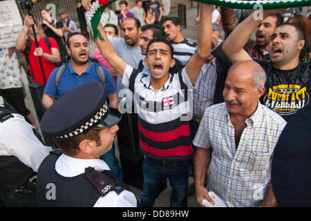 London, UK. 28. August 2013. Gegen Demonstranten skandieren Parolen während einer Protestaktion gegen mögliche Intervention vom Vereinigten Königreich in der laufenden Konflikt in Syrien nach chemischer Waffen Angriffe auf das Assad-Regime auf die Zivilbevölkerung verantwortlich gemacht. Bildnachweis: Paul Davey/Alamy Live-Nachrichten Stockfoto