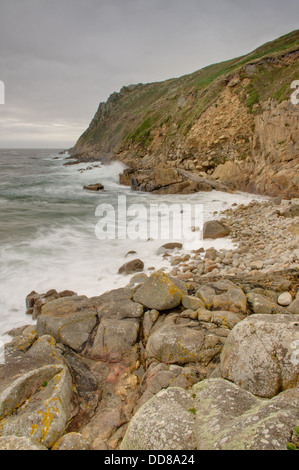 Porth Nanven bei stürmischem Wetter - Flut Stockfoto