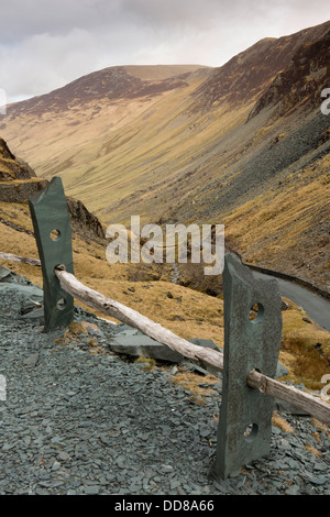 UK, Cumbria, Seenplatte, Honister Slate Mine, Schiefer Zaunpfosten über Honister Pass Stockfoto