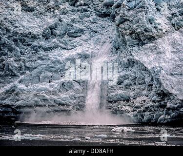 11. Juli 2000 fällt - Yakutat Bay, Alaska, USA - Kalben Eis aus dem Gesicht des Hubbard Gletschers, an der Spitze der Yakutat Bay, einer der aktivsten kalbenden Gletscher in Alaska. Die robuste Saint Elias Schneeberge im Wrangell-St. Elias National Park, ragen hinter dieser größten kalbende Gletscher auf dem nordamerikanischen Kontinent, zum Weltkulturerbe der Vereinten Nationen. 76 mi (122 km) erstreckt sich von Mt. Logan in Yukon, sein Gesicht ist mehr als 6 mi (9,6 km) breit und 600 Fuß (180 m) hoch (Credit-Bild: © Arnold Drapkin/ZUMAPRESS.com) Stockfoto