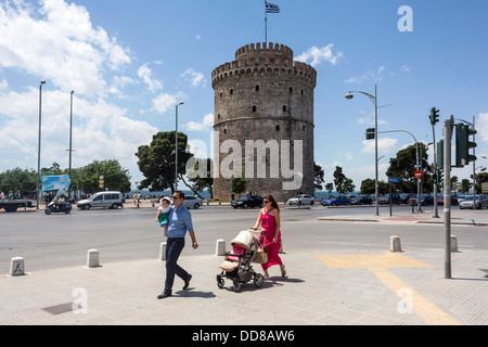 Eine Familie geht vor dem weißen Turm in Thessaloniki, Griechenland Stockfoto