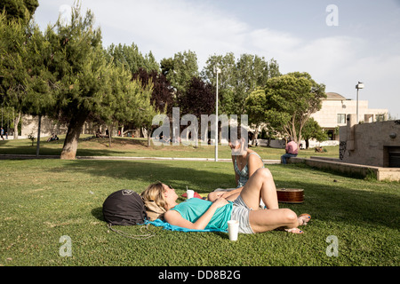 Zwei Mädchen entspannen in einem Park in den weißen Turm (Lefkos Pyrgos) quadratisch, in Thessaloniki, Griechenland. Stockfoto