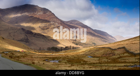 UK, Cumbria, Seenplatte, hohen Stile über Straße von Honister Pass nach Buttermere, Panorama Stockfoto