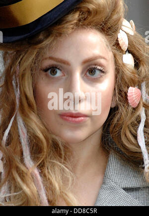 London, UK. 28. August 2013. Lady Gaga ihr Hotel im Zentrum von London verlassen zu müssen. Kredit-28. August 2013: KEITH MAYHEW/Alamy Live-Nachrichten Stockfoto