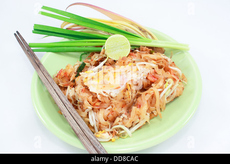 dünne Reisnudeln gebraten mit Tofu, Gemüse, Ei und Erdnüssen (Pad Thai) Stockfoto
