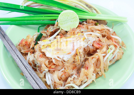 dünne Reisnudeln gebraten mit Tofu, Gemüse, Ei und Erdnüssen (Pad Thai) Stockfoto