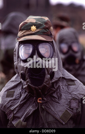Ärzte in der 347 Army Medical Reserve-Einheit tragen Gasmasken und Schutzkleidung während chemische Waffen training Stockfoto