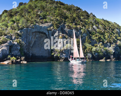 Dh Maori felsenschnitzen Lake Taupo Neuseeland offenes Segelboot reise Touristen Tourismus Sightseeing Tour Stockfoto