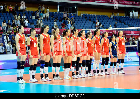 Sapporo, Hokkaido, Japan. 28. August 2013. China Team Gruppe Line-up (CHN) Volleyball: 2013 FIVB World Grand Prix, Finalrunde match zwischen Serbien 1-3 China in Hokkaido Prefectural Sportzentrum "Kitayell" in Sapporo, Hokkaido, Japan. © Ryu Makino/AFLO/Alamy Live-Nachrichten Stockfoto