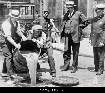 New York City Stellvertretender Polizeichef John A. Leach, Recht, beobachten Agenten Schnaps Gießen in die Kanalisation nach einem Überfall während des Höhepunkts der Prohibition, 1921 Stockfoto