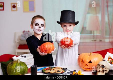 Foto von zwei unheimlichen jungen mit Halloween-Kürbisse Stockfoto