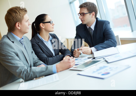 Elegante Unternehmer treffen im Büro um geschäftliche Angelegenheiten zu besprechen Stockfoto