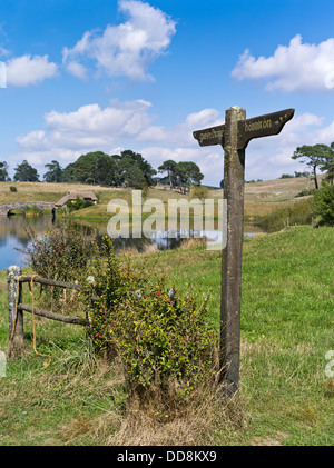 dh Herr der Ringe HOBBINGEN Neuseeland Hobbingen Green Dragon Wegweiser Film set Film Website Mittelerde Ringe Stockfoto