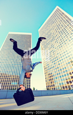 Asiatische Geschäftsmann tun Back Flip auf städtischen Dach Stockfoto