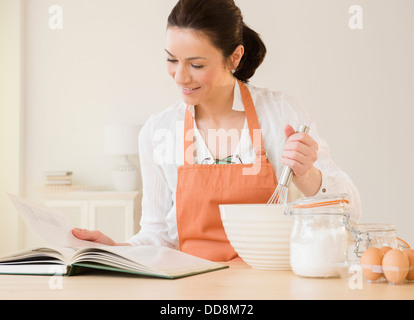 Kaukasische Frau Backen in Küche Stockfoto