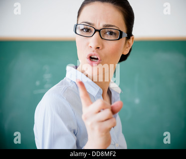 Kaukasische Lehrer im Klassenzimmer schelten Stockfoto