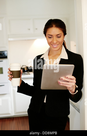 Gemischte Rassen Geschäftsfrau mit Tablet-PC in der Küche Stockfoto