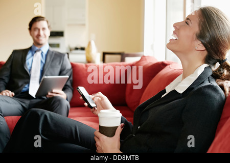 Geschäftsleute, die gemeinsam auf dem Sofa entspannen Stockfoto