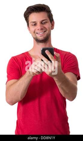 Junge weiße Mann im roten T-Shirt arbeiten auf seinem Smartphone Stockfoto
