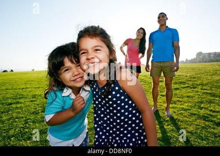 Mädchen lächelnd zusammen in Feld Stockfoto