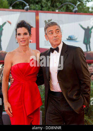 Sandra Bullock und George Clooney, die Teilnahme an der "Schwerkraft" Premiere auf dem 70. Venice International Film Festival. 28. August 2013 Stockfoto