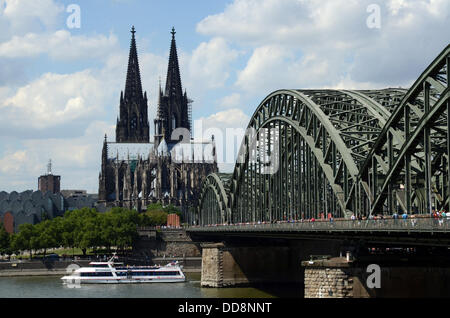 Blick über den Rhein auf Hohenzollernbrücke und Kölner Dom in Köln, Nordrhein-Westfalen. Bild vom 4. August 2013. Stockfoto
