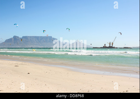 Kiteboarder in Milnerton Strand in Kapstadt, Südafrika Stockfoto