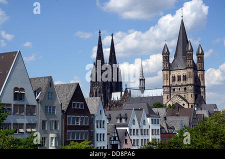 Blick von Severin Brücke über den Rhein auf den Kölner Dom (l) und Groß St. Martin-Kirche in Köln, Nordrhein-Westfalen. Bildform 4. August 2013. Stockfoto