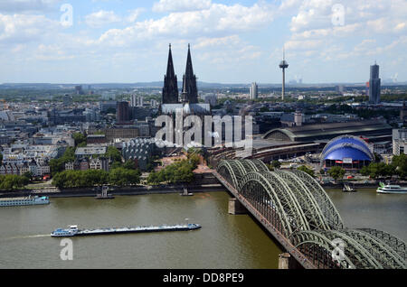 Blick vom Triangle-Turm in Köln, Nordrhein-Westfalen, auf das Stadtpanorama mit dem Museum Ludwig (l-R), Kölner Dom, Fernmeldeturm Colonius, Köln Turm, und Hohenzollernbrücke (vorne). Bild vom 4. August 2013. Stockfoto