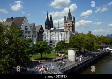 Blick vom Severinsbrücke (Severin Brücke) über den Rhein auf der Bank der Rhein, die Kathedrale (l) und Groß St. Martin Kirche in Köln, Nordrhein-Westfalen. Bild vom 4. August 2013. Stockfoto