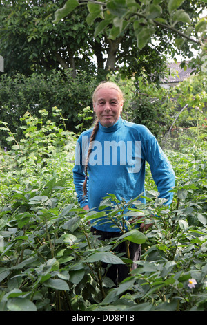 Bio-Gärtner, Schriftsteller, Sender und Englische Exzentriker, Bob Flowerdew, in seinem Garten Dickleburgh, Norfolk, Großbritannien Stockfoto