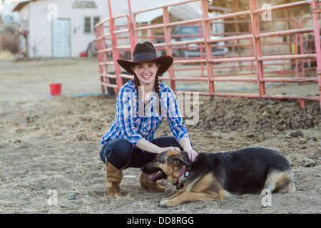 Kaukasische Mädchen Petting Hund auf Bauernhof Stockfoto