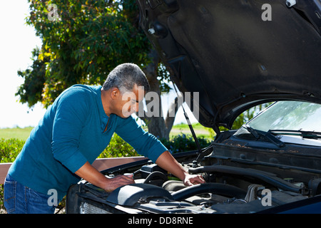 Gemischte Rassen Mann arbeitet auf Auto-Motor Stockfoto