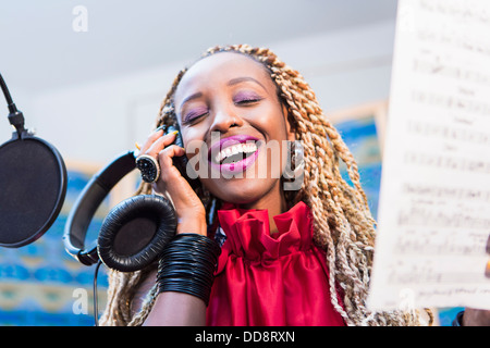 Afroamerikanische Sängerin im studio Stockfoto