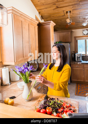Gemischte Rassen Frau Blumen arrangieren Stockfoto
