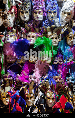 Reihen von verzierte Masken Stockfoto