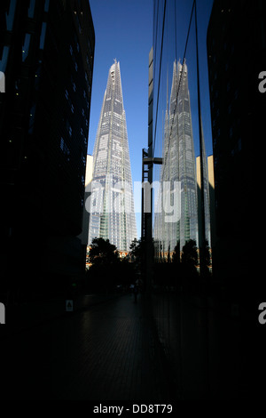 Scherbe spiegelt sich in den Glas-Büros der More London, London Bridge, London, UK Stockfoto