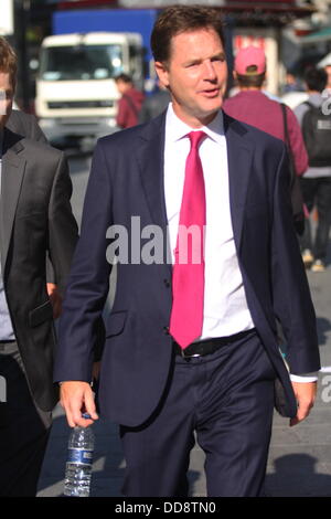 Leicester Square, London, UK. 29. August 2013. Britischer Vizepremierminister Nick Clegg LBC Radio heute Morgen verlassen Stockfoto