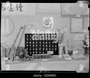 Im Granada Relocation Center (Amache, Colorado) zeigten internierte japanische Amerikaner verschiedene Holzkreationen im Rahmen einer Kunsthandwerk-Ausstellung. Stockfoto