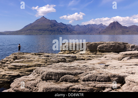 Weiblichen Urlauber genießen Sie Blick von Elgol über Meer Loch Scavaig nach Black Cuillin Berge, Isle Of Skye, Schottland, Großbritannien Stockfoto