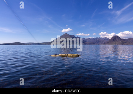 Flugzeug Dampf Trail Schatten in klaren, blauen Himmel über Cuillin Berge, Elgol, Isle Of Skye, Schottland Stockfoto